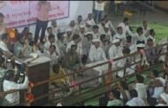 घोडगंगा सहकारीच राहणार! खाजगीकरणाचा प्रश्नच नाही - ऋषिराज पवाररावसाहेबदादा पवार घोडगंगा सहकारी साखर कारखान्याची वाटचाल खाजगीकरणाकडे होणार नाही, असे प्रतिपादन कारखान्याचे अध्यक्ष ऋषिराज पवार यांनी केले.न्हावरे(ता.शिरूर दि.20) प्रतिनिधी घनश्याम तोडकर  न्हावरे तालुका शिरूर येथील रावसाहेबदादा पवार घोडगंगा सहकारी साखर कारखान्याची 35 वी वार्षिक सर्वसाधारण सभा आज (ता.19) परिसरातील कन्यादान मंगल कार्यालयात कारखान्याचे अध्यक्ष ऋषिराज पवार यांच्या अध्यक्षतेखाली काही सत्ताविरोधी सभासदांनी घातलेल्या गोंधळामुळे गोंधळात पार पडली.पुढे बोलताना कारखान्याचे अध्यक्ष ऋषिराज पवार म्हणाले की, घोडगंगा कारखाना सहकाराच्याच माध्यमातून सुरू होईल.त्यासाठी संचालक मंडळाचे प्रयत्न सुरू असून,वरिष्ठ पातळीवरील सर्वपक्षीय नेत्यांची घोडगंगा कारखान्याला आर्थिक सहकार्य करण्याची भावना आहे,असेही ऋषिराज पवार यांनी सांगितले. यावेळी ऋषिराज पवारांनी केंद्रीय गृहमंत्री अमित शहा,मुख्यमंत्री देवेंद्र फडणवीस,राष्ट्रवादीचे सर्वेसर्वा शरद पवार,एकनाथ शिंदे, मुरलीधर मोहोळ,बाबासाहेब पाटील आणि सुप्रिया सुळे यांचे विशेष आभार मानले.तसेच विरोधी गटाच्या मोजक्याच तीन-चार जणांनी घातलेल्या गोंधळामुळे सभा आटोपती घ्यावी लागली. असा आरोपही कारखान्याचे अध्यक्ष ऋषीराज पवार यांनी केला आहे.सभेच्या सुरुवातीला काही सभासदांनी कारखान्याचे उपाध्यक्ष पोपट भुजबळ हे प्रास्ताविक करत असतानाच अचानक गोंधळ घातला.त्यामुळे काही वेळ तणावाचे वातावरण निर्माण झाले होते.मात्र,त्यानंतर कारखान्याचे माजी अध्यक्ष व माजी आमदार ॲड.अशोक पवार,कारखान्याचे संचालक व माजी उपाध्यक्ष दादापाटील फराटे,विश्वास ढमढेरे, महेश ढमढेरे यांनी मध्यस्थी केल्यानंतर काही वेळाने सभा पुन्हा सुरू झाली.