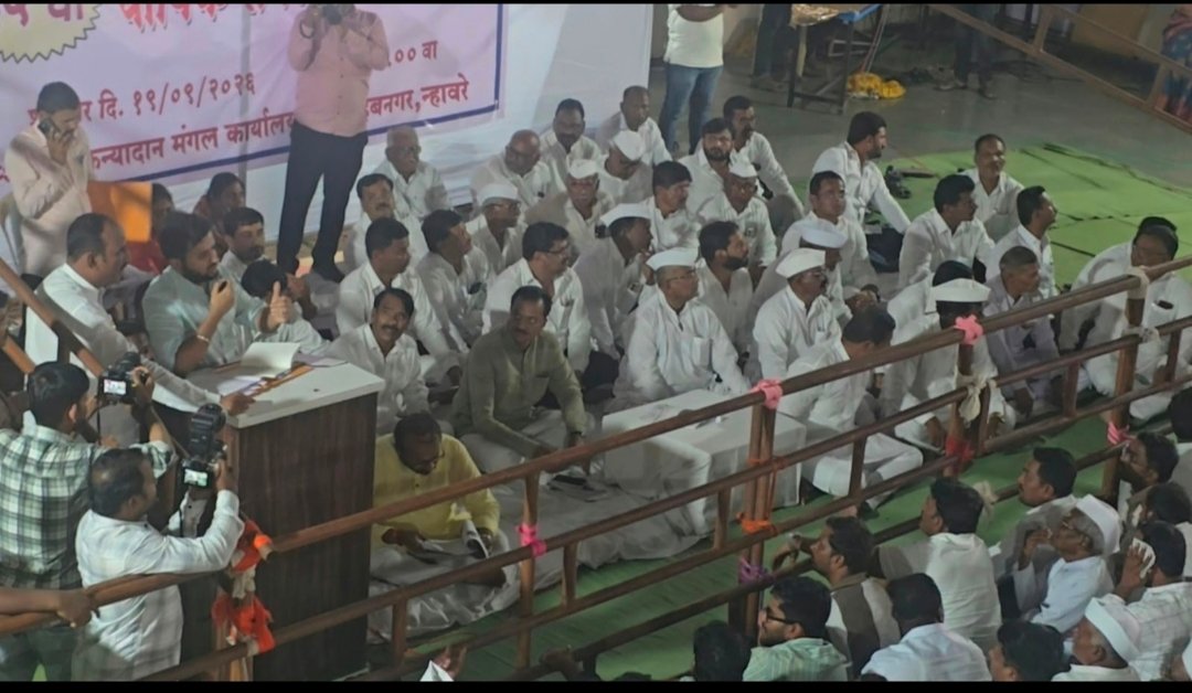 घोडगंगा सहकारीच राहणार! खाजगीकरणाचा प्रश्नच नाही - ऋषिराज पवाररावसाहेबदादा पवार घोडगंगा सहकारी साखर कारखान्याची वाटचाल खाजगीकरणाकडे होणार नाही, असे प्रतिपादन कारखान्याचे अध्यक्ष ऋषिराज पवार यांनी केले.न्हावरे(ता.शिरूर दि.20) प्रतिनिधी घनश्याम तोडकर  न्हावरे तालुका शिरूर येथील रावसाहेबदादा पवार घोडगंगा सहकारी साखर कारखान्याची 35 वी वार्षिक सर्वसाधारण सभा आज (ता.19) परिसरातील कन्यादान मंगल कार्यालयात कारखान्याचे अध्यक्ष ऋषिराज पवार यांच्या अध्यक्षतेखाली काही सत्ताविरोधी सभासदांनी घातलेल्या गोंधळामुळे गोंधळात पार पडली.पुढे बोलताना कारखान्याचे अध्यक्ष ऋषिराज पवार म्हणाले की, घोडगंगा कारखाना सहकाराच्याच माध्यमातून सुरू होईल.त्यासाठी संचालक मंडळाचे प्रयत्न सुरू असून,वरिष्ठ पातळीवरील सर्वपक्षीय नेत्यांची घोडगंगा कारखान्याला आर्थिक सहकार्य करण्याची भावना आहे,असेही ऋषिराज पवार यांनी सांगितले. यावेळी ऋषिराज पवारांनी केंद्रीय गृहमंत्री अमित शहा,मुख्यमंत्री देवेंद्र फडणवीस,राष्ट्रवादीचे सर्वेसर्वा शरद पवार,एकनाथ शिंदे, मुरलीधर मोहोळ,बाबासाहेब पाटील आणि सुप्रिया सुळे यांचे विशेष आभार मानले.तसेच विरोधी गटाच्या मोजक्याच तीन-चार जणांनी घातलेल्या गोंधळामुळे सभा आटोपती घ्यावी लागली. असा आरोपही कारखान्याचे अध्यक्ष ऋषीराज पवार यांनी केला आहे.सभेच्या सुरुवातीला काही सभासदांनी कारखान्याचे उपाध्यक्ष पोपट भुजबळ हे प्रास्ताविक करत असतानाच अचानक गोंधळ घातला.त्यामुळे काही वेळ तणावाचे वातावरण निर्माण झाले होते.मात्र,त्यानंतर कारखान्याचे माजी अध्यक्ष व माजी आमदार ॲड.अशोक पवार,कारखान्याचे संचालक व माजी उपाध्यक्ष दादापाटील फराटे,विश्वास ढमढेरे, महेश ढमढेरे यांनी मध्यस्थी केल्यानंतर काही वेळाने सभा पुन्हा सुरू झाली.