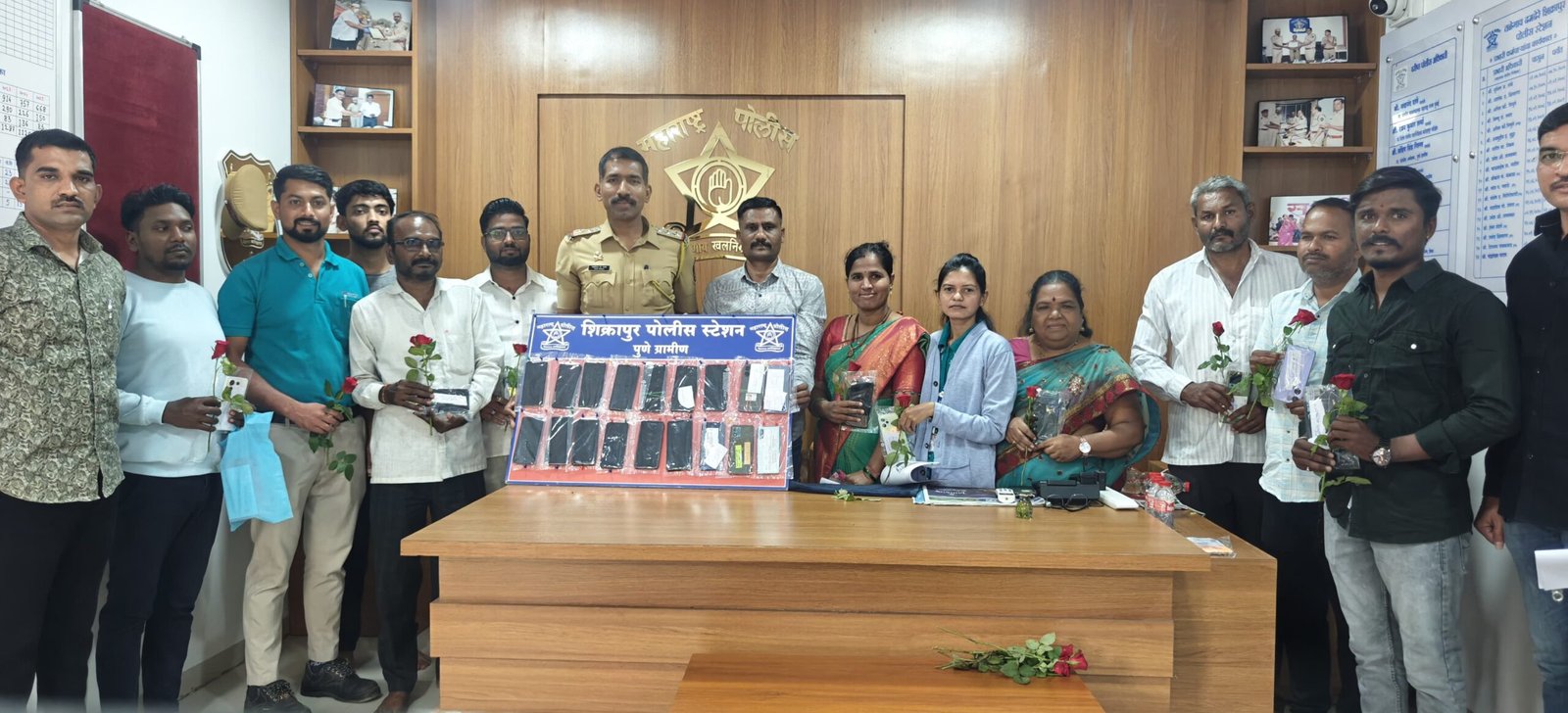 शिक्रापूर पोलिसांचा धडाका! हरवलेले २९ मोबाईल शोधले; १४ लाखांचा मुद्देमाल मूळ मालकांना परत