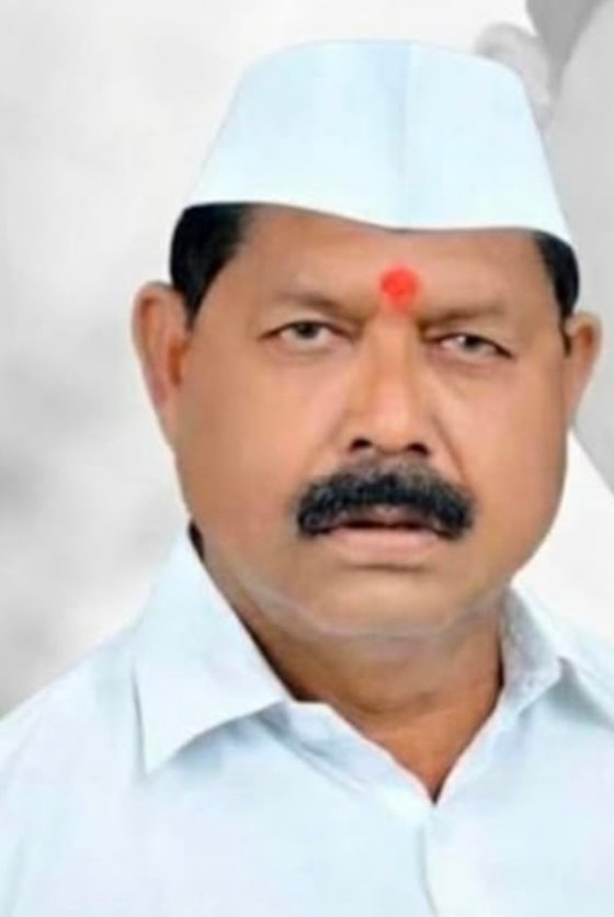 केंदूर :-प्रतिनिधी             केंदुर करंदी भागातील सामाजिक व राजकीय जाण असणाऱ्या नेतृत्व.. करंदी गावचे माजी ग्रामपंचायत सदस्य व माजी विविध कार्यकारी सोसायटीचे चेअरमन राजेंद्र उर्फ राजाभाऊ भगवंत ढोकले (वय 56) यांचे अल्पशा आजाराने निधन झाले… ते राजाभाऊ नावाने सर्व परिसरात परिचित होते. महाराष्ट्र शासन चासकमान कालवा सल्लागार समितीचे ते सदस्य होते . त्यांच्या पश्चात पत्नी, भाऊ दोन मुले ,नातवंडा, पतवंड असा परिवार आहे .करंदी गावचे माजी सरपंच शारदा ढोकले यांचे ते पती तर शिरूर आंबेगाव राष्ट्रवादी काँग्रेस अजित पवार गटाचे अध्यक्ष प्रवीण ढोकले यांचे वडील होत